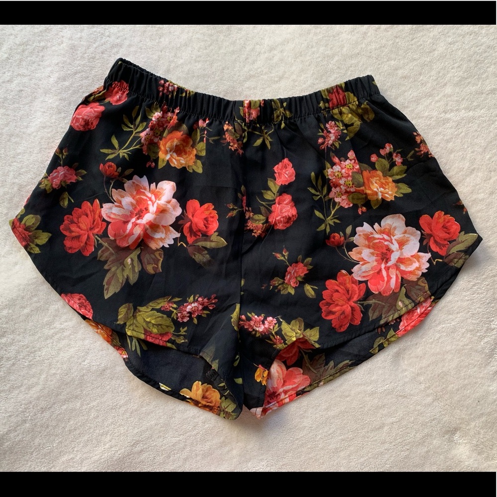 NWT Black Floral Printed Shorts Size Small
